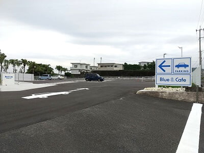 Blue＆Cafe HIRAKAWA Bayside(ブルー＆カフェ 平川ベイサイド)の右の駐車場はかなり広い