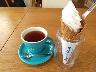Blue＆Cafe HIRAKAWA Bayside(ブルー＆カフェ 平川ベイサイド)の北海道ソフトと紅茶