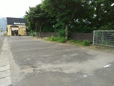 麺坊MASUの横に長い駐車場