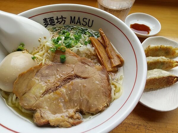 麺坊MASUのら～麺あっさりしょうゆ味と自家製餃の写真