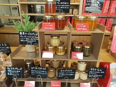 くちびるが止まらない薩摩川内店のハチミツやジャムのパンのお供も販売