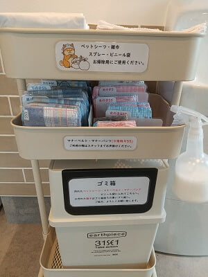 miji cafe(ミジカフェ)のドッグラン手前にペット用のトイレお世話用品がある