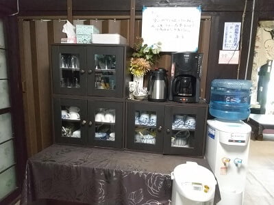 古民家みずえさん家の味工房の厨房近くのセルフサービスコーナーにお冷、お茶、コーヒー、紅茶、おしぼりがある