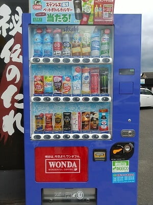 博多からあげ響 姶良店の横に飲み物の自販機