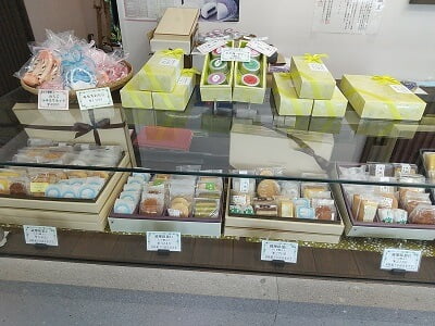 のせ菓楽米粉菓子専門店の進物用の箱入り焼き菓子もある