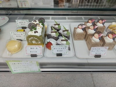 のせ菓楽米粉菓子専門店のショーケースにいろんなケーキが並ぶ