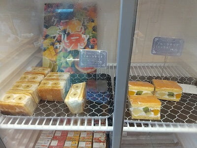 Bakery＆Cafe Rondine(ロンディネ)の縦型の冷蔵庫にはフルーツサンドが並ぶ