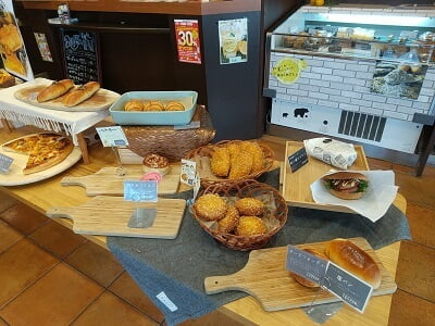 Bakery＆Cafe Rondine(ロンディネ)の売り場手前のテーブルに並ぶパン