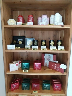 ekimae tea standの店内左の壁際にちょっとお高めの紅茶が並ぶ