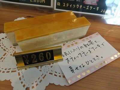 ekimae tea standのカウンター上にチーズケーキの見本がある