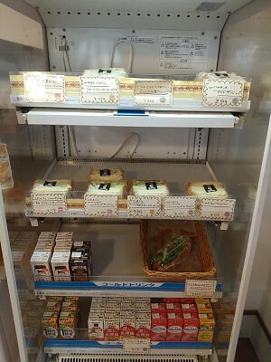 パンの店S'aMuSe(サミューゼ)の右に要冷蔵のサンドイッチが並ぶ