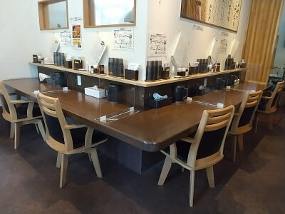 山田食堂ととやの左のカウンター席