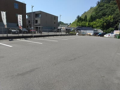 山田食堂ととやの広い駐車場