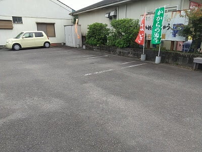稲谷製菓の道路向かいの駐車場