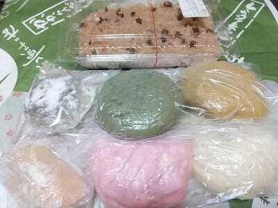 稲谷製菓の買った赤飯と酒まんじゅう4種類1つずつ、大福、花つまみ