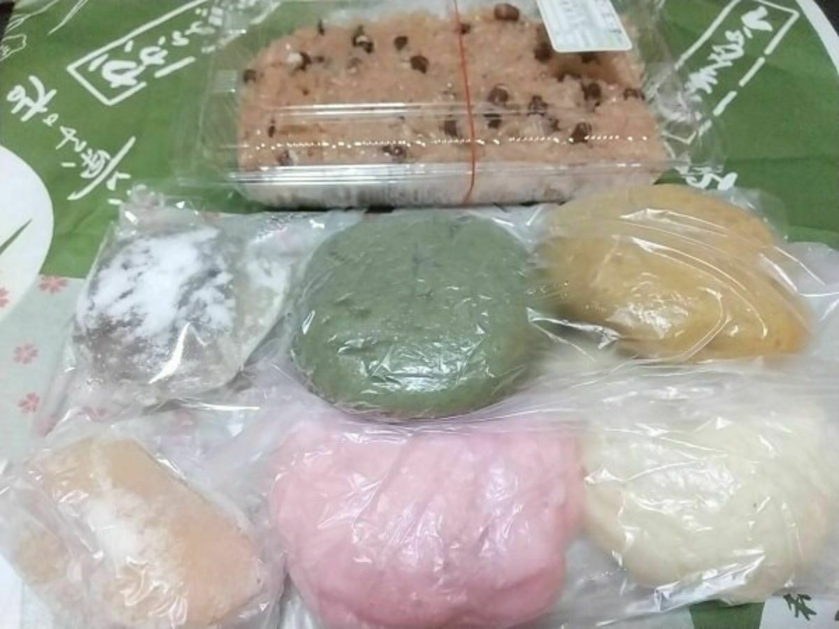 稲谷製菓の買った和菓子と赤飯の写真