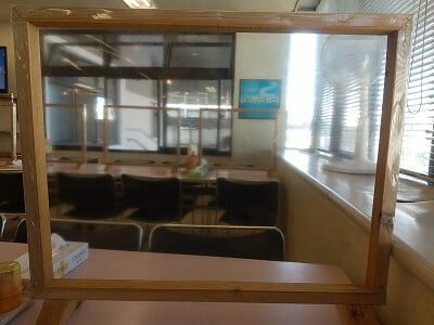 トラックターミナル食堂のイートインスペースは事務用長テーブルが縦2×横2の4つのテーブルに大きな番号が書いてある