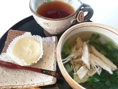 お野菜スープ～食(KUU)の野菜スープMサイズ300円+ケーキセット500円をレアチーズケーキに無農薬紅茶で