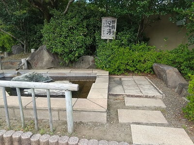 数寄の宿 野鶴亭の敷地内だけど外から入れる無料の足湯