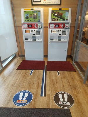 松のや 姶良加治木店(松屋併設)の券売機が2つで右は豚カツの松のや、左は牛丼の松屋