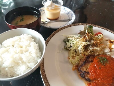 平川洋食 大門の大門ハンバーグと白ご飯、味噌汁、大門プリンのデザートセット