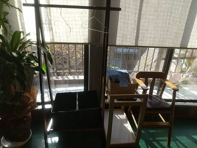 平川洋食 大門の窓際に子供イス、横に子供用の食器類がある