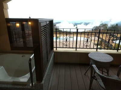 ラビスタ霧島ヒルズの泊まった423号のベランダに専用の露天風呂にテーブルとイスが置いてある