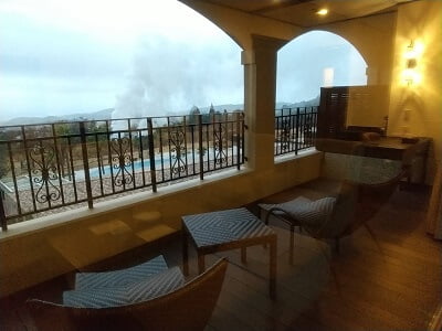 ラビスタ霧島ヒルズ431号のベランダにはプールサイドチェアにテーブル、露店風呂