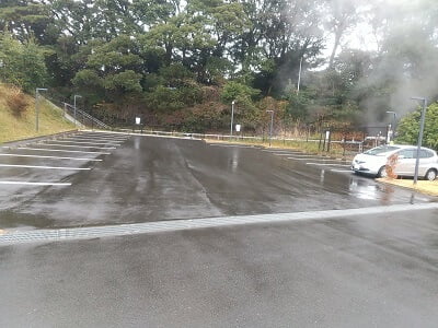 ラビスタ霧島ヒルズの左のメイン駐車場への曲がり口を更に奥に進むと左側に駐車場あり