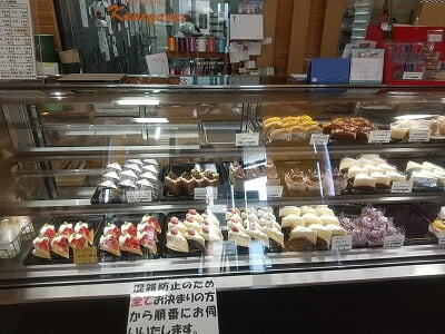 ケーキハウスKaneyama(カネヤマ)の正面のケーキのショーケース