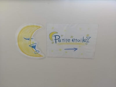女性専用Cafe＆Bar Petite etoile(プティエトワール)の階段を昇りきった壁に店名と矢印表示