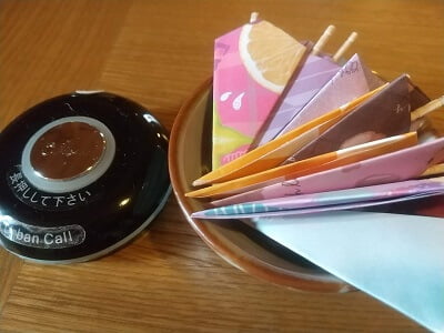 創作茶膳レストラン茶音の蔵のコールボタンにつまようじがカラフルにデコレーションされている