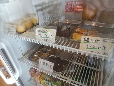 DELI CAFE Ai(デリカフェアイ)の冷蔵庫の中にガトーショコラ、チーズケーキ、和風生チョコ