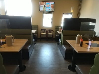 お食事処くろだるま国分店の奧は左右の対面の４人掛けテーブル席