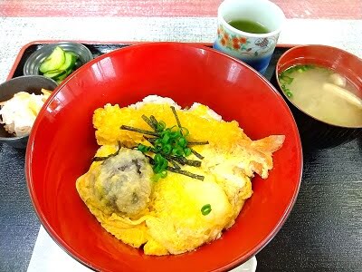 おひさま食堂のエビと野菜の天とじ丼550円(コーヒー付き)
