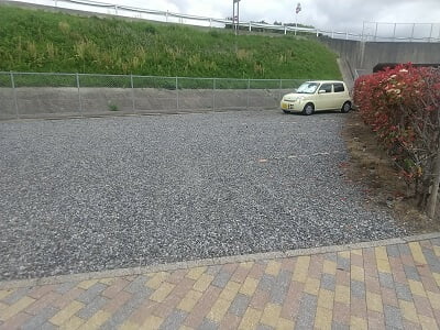 Yurari(ユラリ)の駐車場が全面砂利