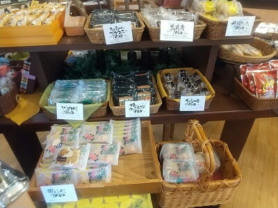 菊屋串木野インター店の冷凍コーナー向こうは焼き菓子が並ぶ