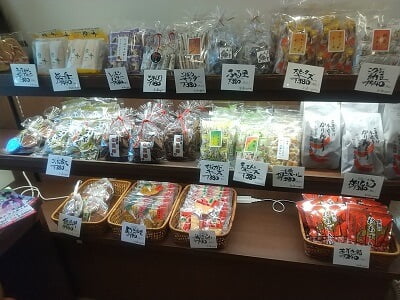 菊屋串木野インター店の奧は煎餅やかりんとうが並ぶ