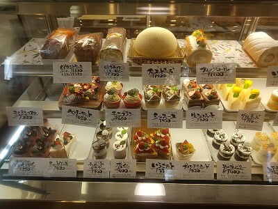 菊屋串木野インター店の左のショーケースには目に毒な美味しそうなケーキが並ぶ