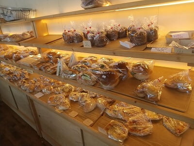 COMUGICO(小麦粉)の店内はパンがたくさん並ぶ