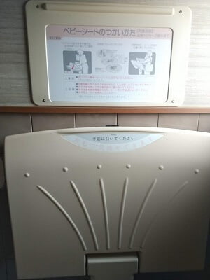 回転寿司横綱の女性トイレにベビーベットあり