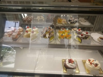 L'atelier de Parisien(パリジャン)の正面のショーケース右はどこにでもあるようなケーキとホールケーキが並ぶ