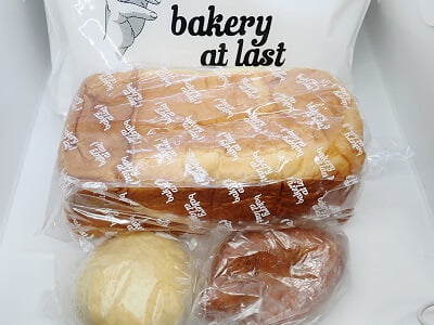 bakery at last(ベーカリーアットラスト)の「想望のくちどけ880円」、メロンパン、カレーパン
