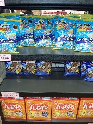コストトレーダーマート鹿児島店のデカイお菓子棚
