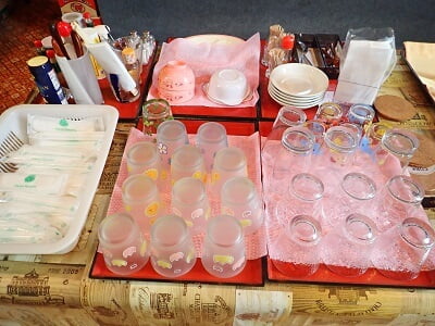 どさんこmade横川カレー食堂の基本的にセルフサービスでコップやお手拭き、子供用の食器類がまとめて置いてある