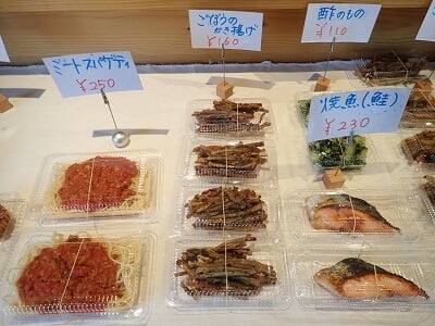 たまりばりん花のミートスパゲッテイ、ゴボウのかき揚げ、酢のもの、焼き魚(鮭)
