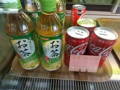 お持ち帰り専門店テイクアウとりーのペットボトルのお茶と缶コーラが100円