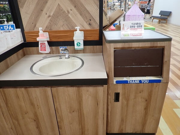 イオン隼人国分イートインコーナー(フードコート)のサービスステーションの洗面台とゴミ箱