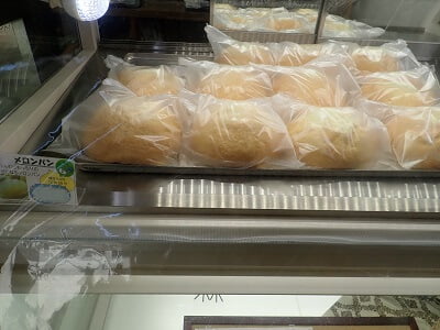 手作り菓子工房Kashinokiの右のショーケースにメロンパン