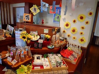 ふく福七ツ島店のレジ横は可愛くお花がいっぱい